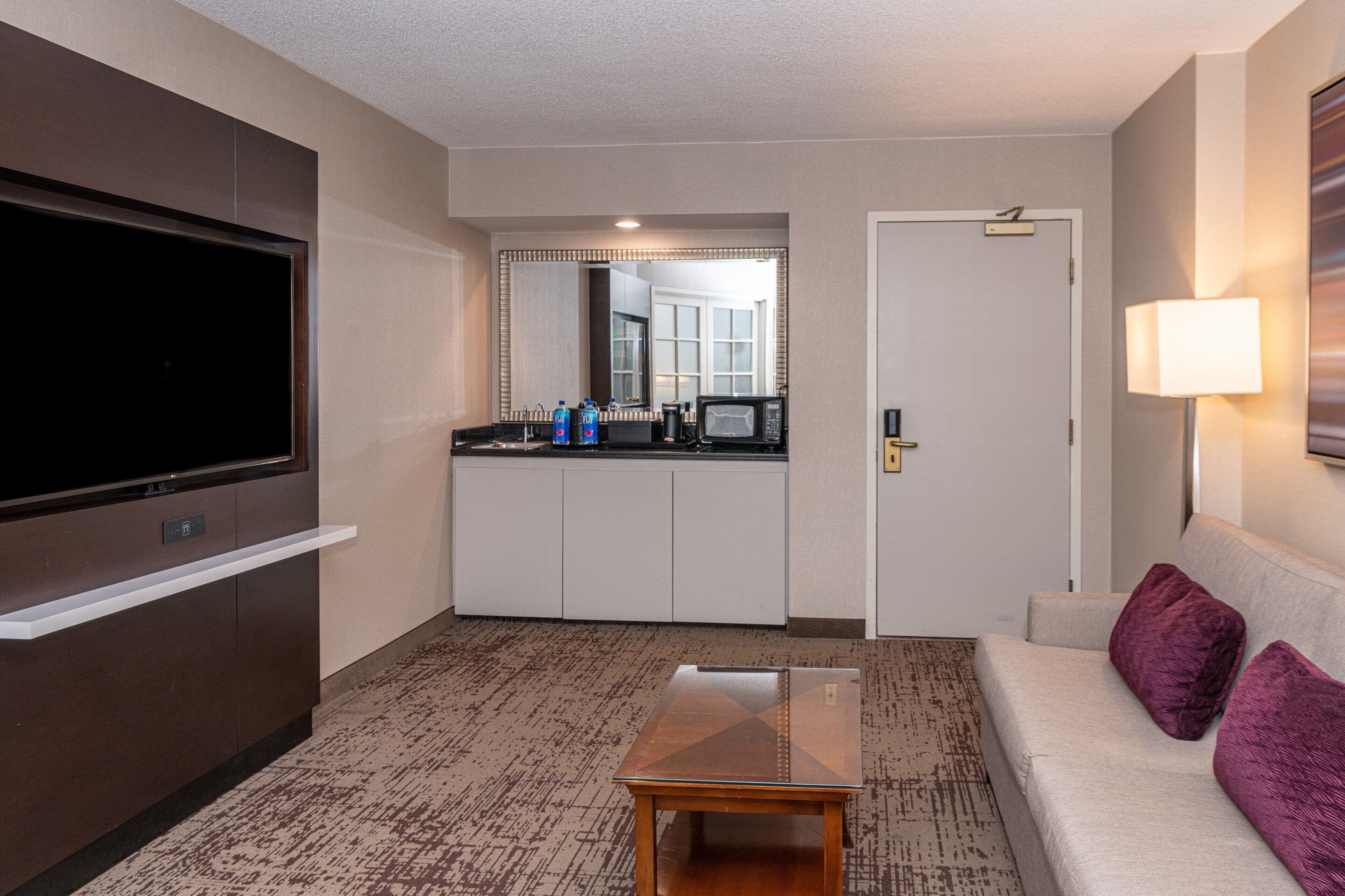 suite, 1 bedroom, non smoking | living room | 55-inch flat-screen tv with cable channels, tv