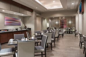 Daily buffet breakfast for a fee - Chicago Marriott Suites Deerfield (Deerfield)