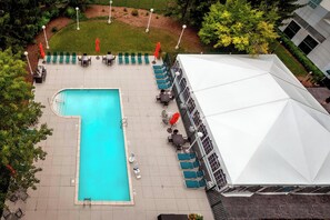 Seasonal outdoor pool, open 9:00 AM to 9:00 PM, sun loungers - Chicago Marriott Suites Deerfield (Deerfield)