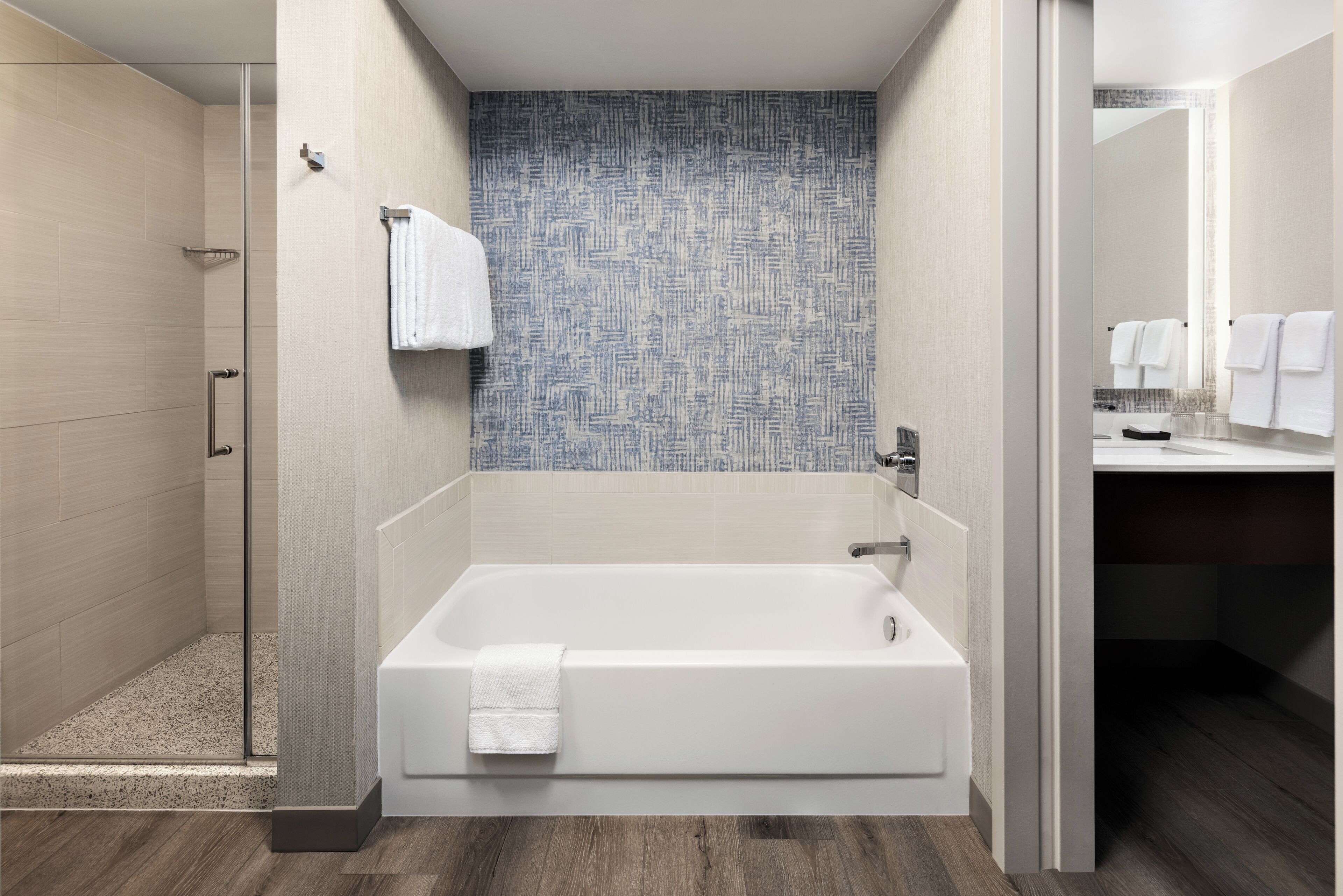 Bathtub dan shower terpisah dan perlengkapan mandi gratis