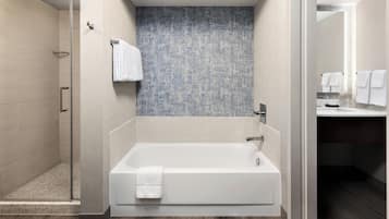 Bathtub dan shower terpisah dan perlengkapan mandi gratis