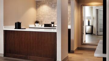 Luxury Suite, 1 Bedroom | Minibar