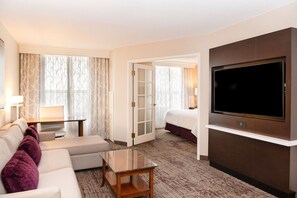 1 ห้องนอน, เครื่องนอนป้องกันสารก่อภูมิแพ้, โต๊ะทำงาน, ผ้าม่านกันแสง