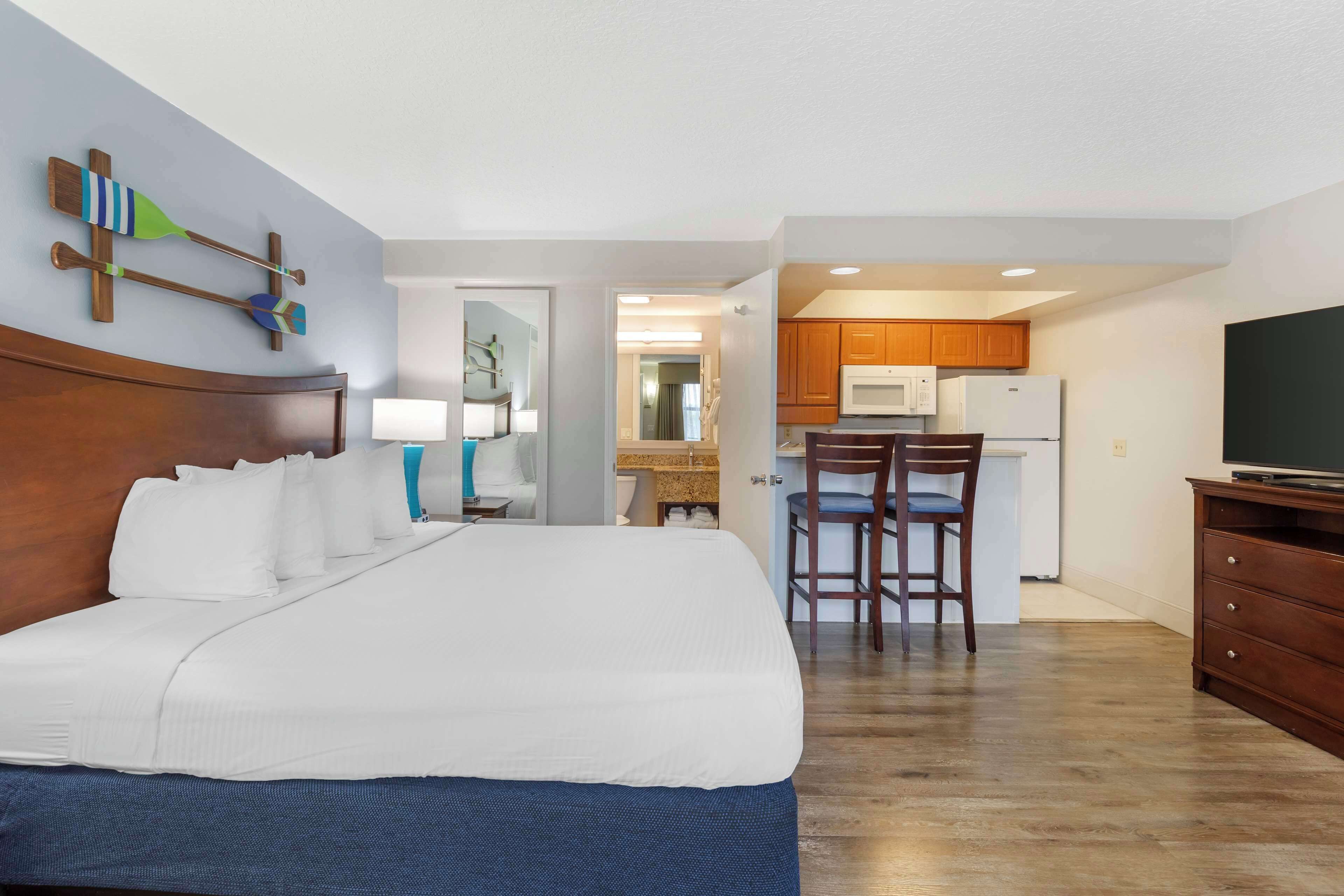 Standard Room, 1 King Bed, Non Smoking, Kitchen | Pillowtop beds, desk, laptop workspace, blackout drapes