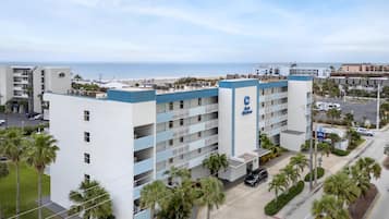 På stranden og hvit sand