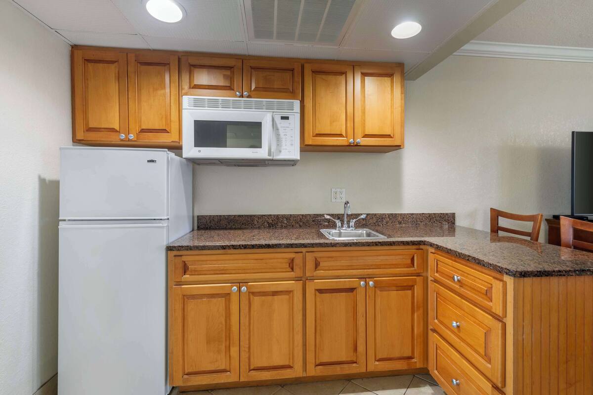 fridge, microwave, coffee/tea maker