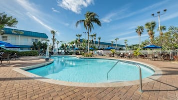 2 piscinas al aire libre, sombrillas, sillones reclinables de piscina