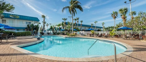 2 piscine all'aperto, ombrelloni da piscina, lettini