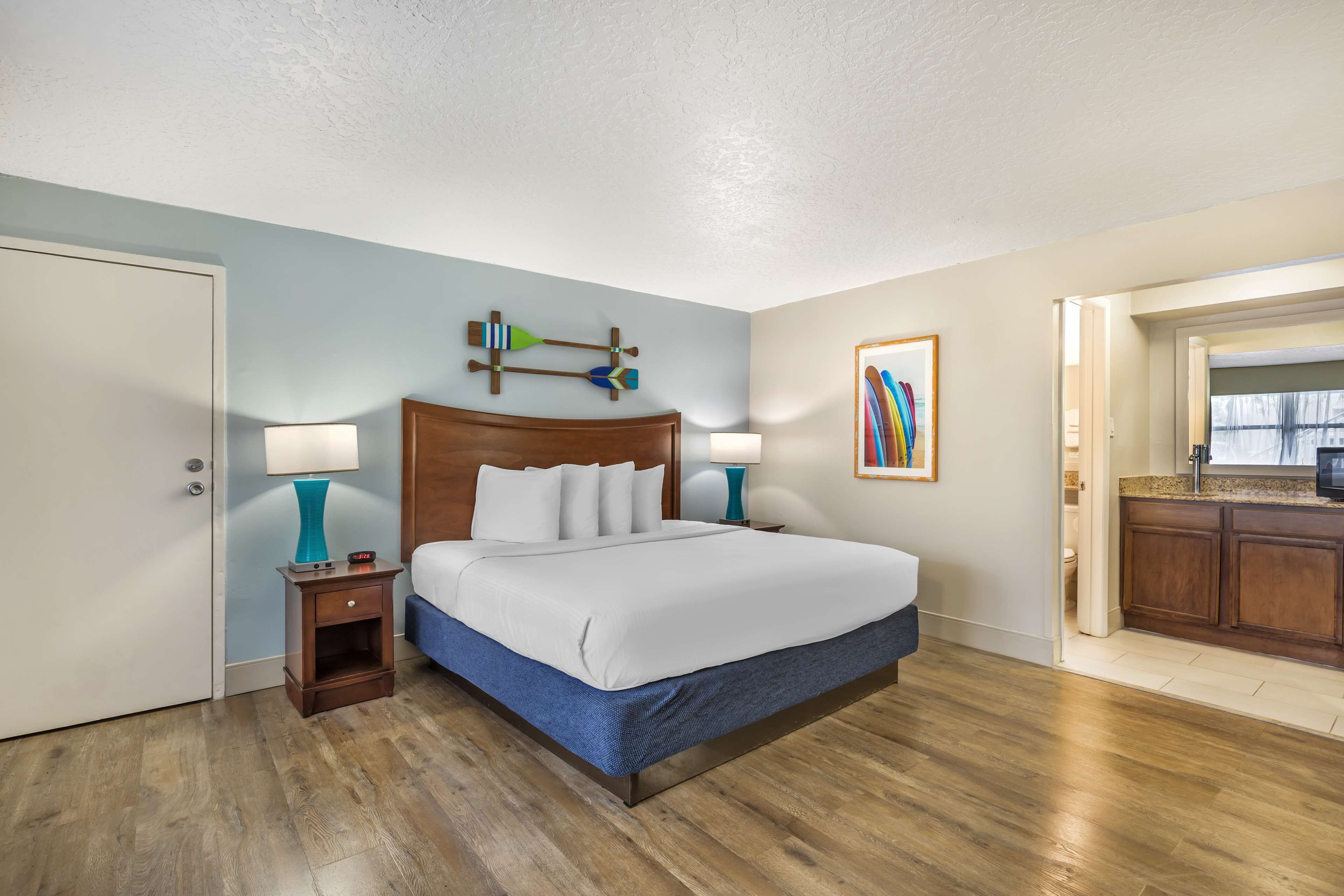Standard Room, 1 King Bed, Non Smoking | Pillow-top beds, desk, laptop workspace, blackout curtains