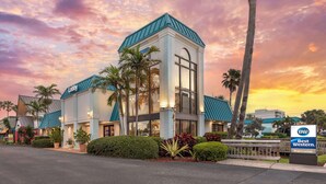 A hotel with a modern design, featuring a lobby area with a sign that reads "Lobby". - Best Western Cocoa Beach - Port Canaveral (Cocoa Beach)
