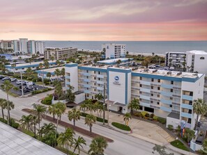 Ubicación cercana a la playa, arena blanca y cabañas de playa