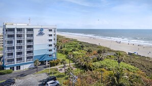 A hotel with a view of the beach. - Best Western Cocoa Beach - Port Canaveral (Cocoa Beach)