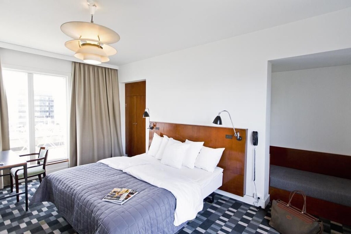 Hypo-allergenic bedding available, pillowtop beds, desk