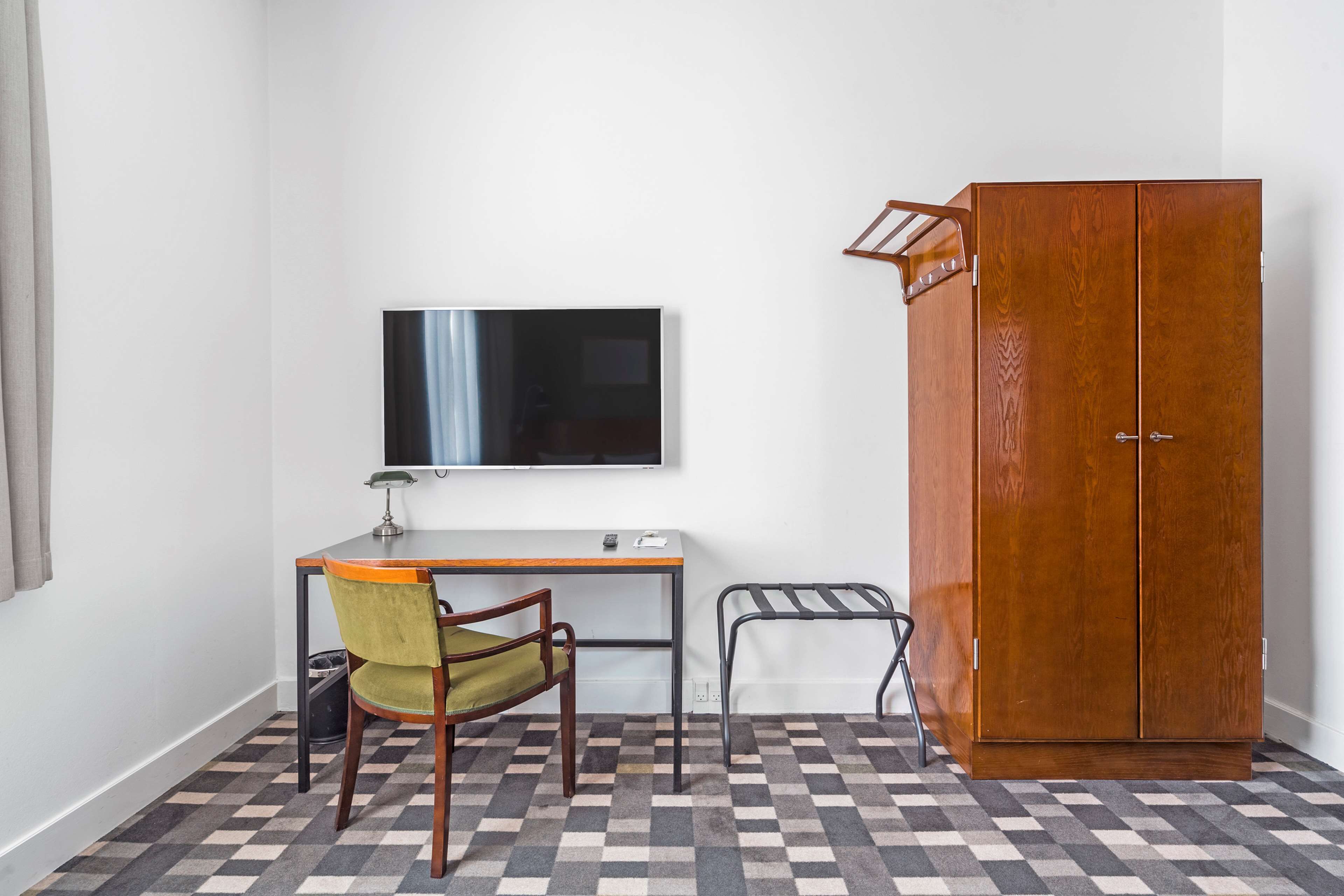 standard room, 1 king bed, non smoking | hypo-allergenic bedding, desk, laptop workspace, blackout curtains