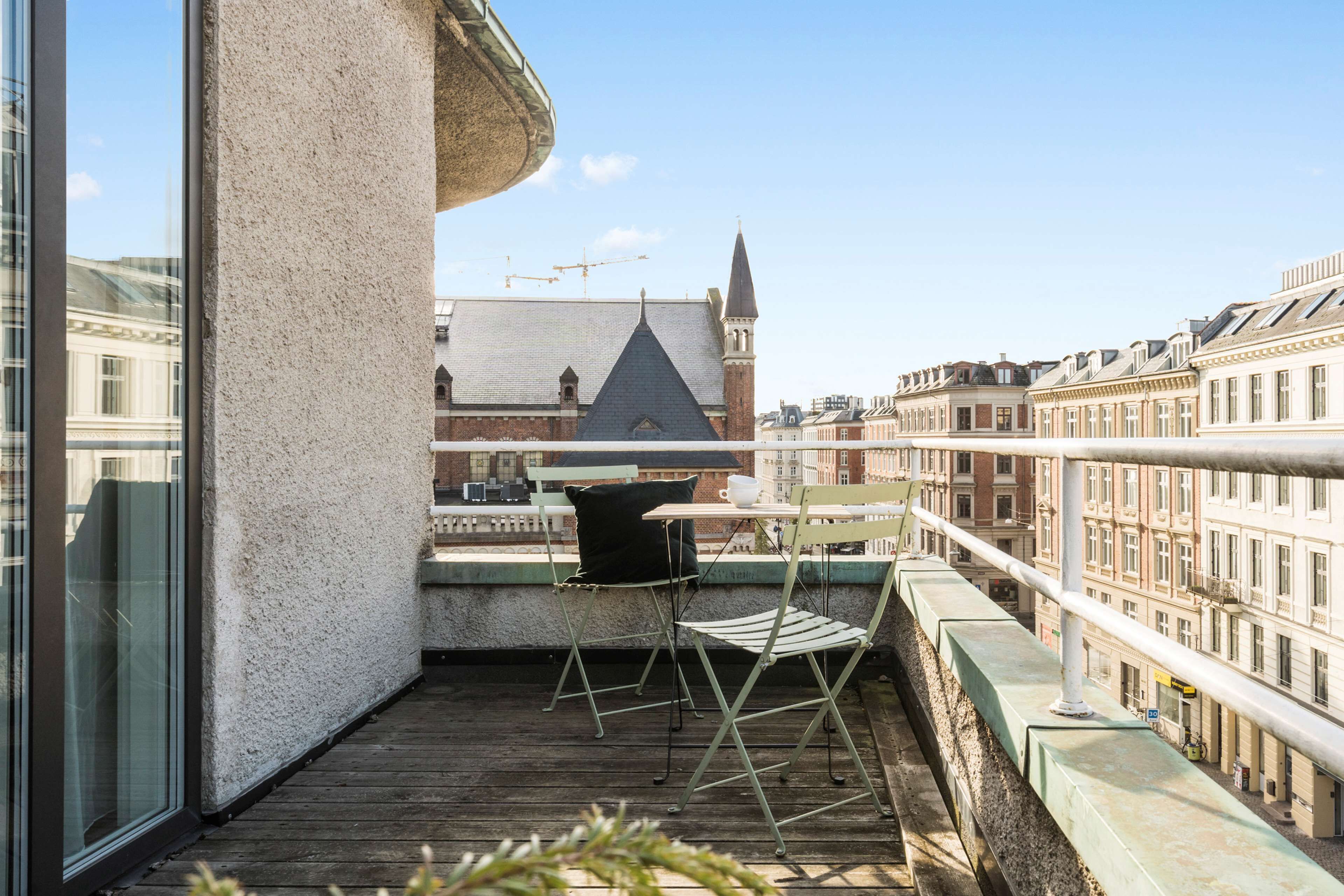 family room, 1 king bed, non smoking, balcony | room amenity