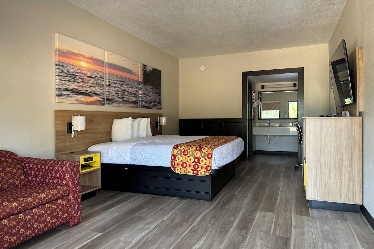 Deluxe Room, 1 King Bed, Non Smoking | Premium bedding, down comforters, desk, blackout drapes