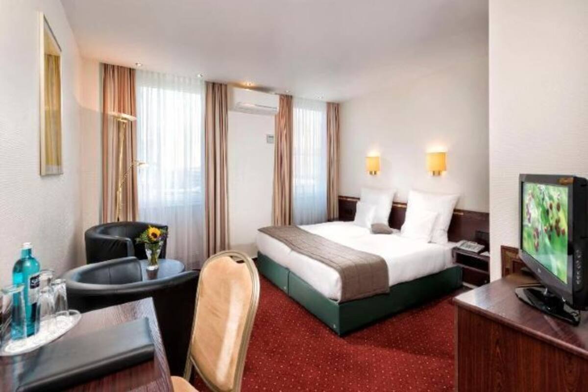 Premium bedding, pillow-top beds, minibar, in-room safe