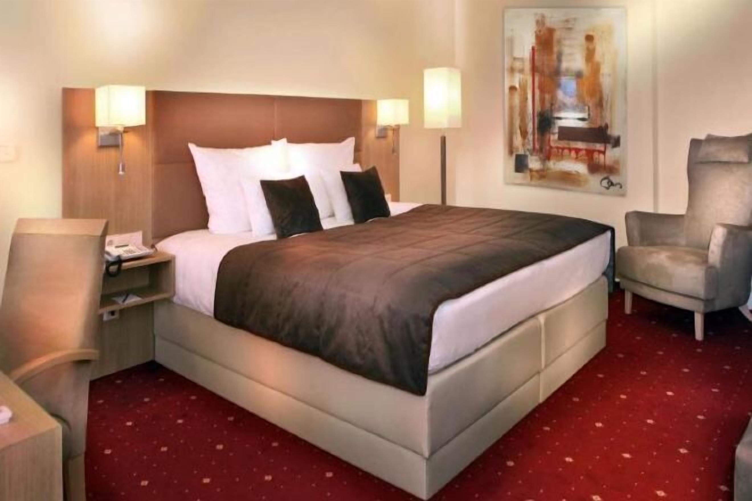 Premium bedding, pillowtop beds, minibar, in-room safe