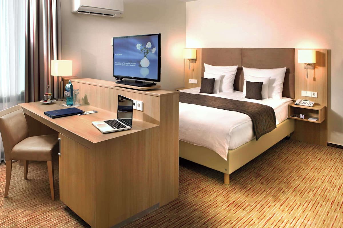 Deluxe-huone, 1 parisänky | Ylelliset vuodevaatteet, pillowtop-patjalliset sängyt, minibaari