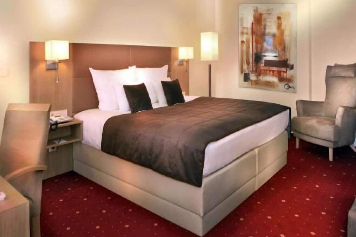 Premium bedding, pillowtop beds, minibar, in-room safe