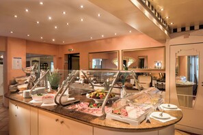 Päivittäinen buffetaamiainen (25 EUR per henkilö)