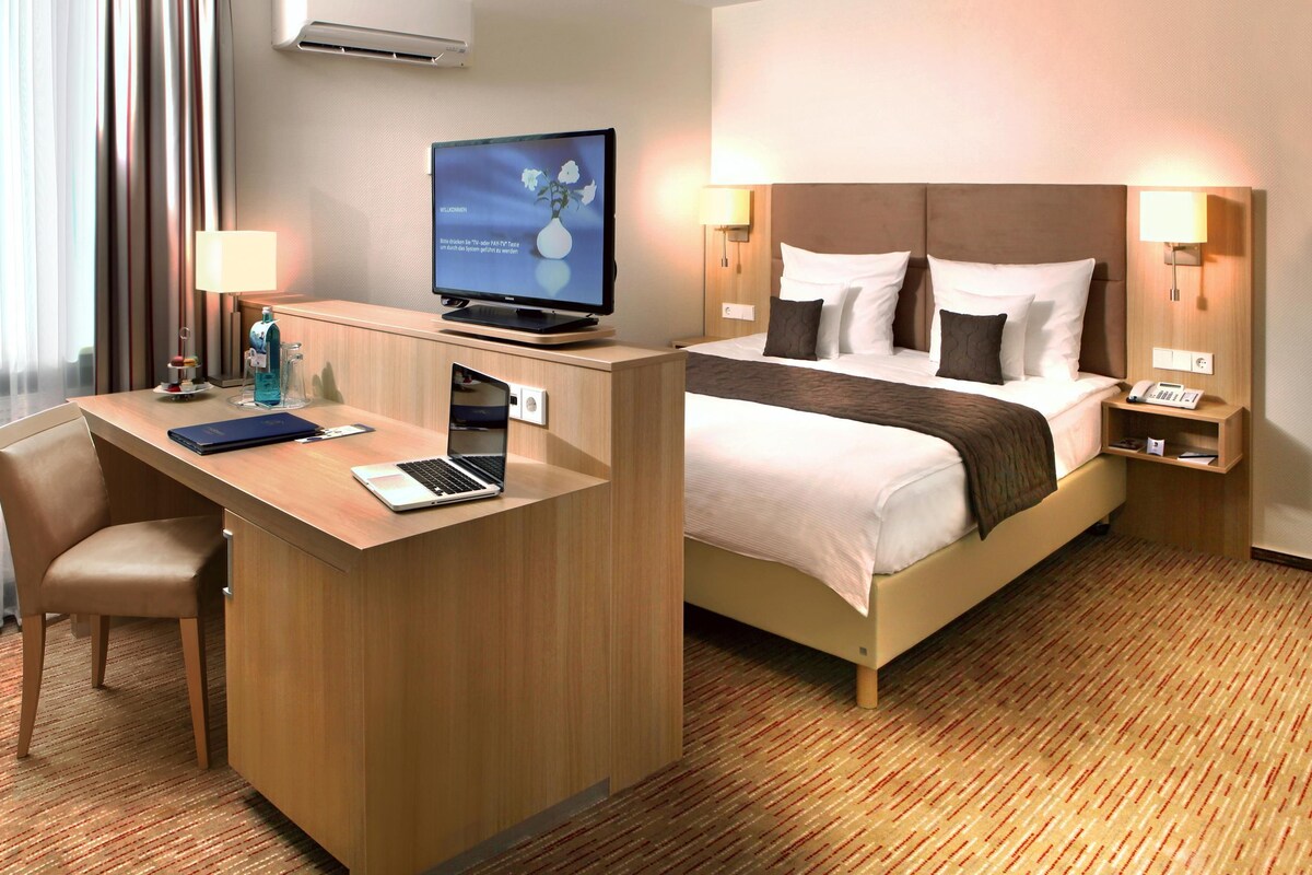 Deluxe Room, 1 Double Bed, Refrigerator | Premium bedding, pillowtop beds, minibar, in-room safe