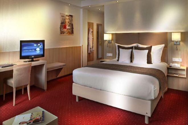 Premium bedding, pillow-top beds, minibar, in-room safe