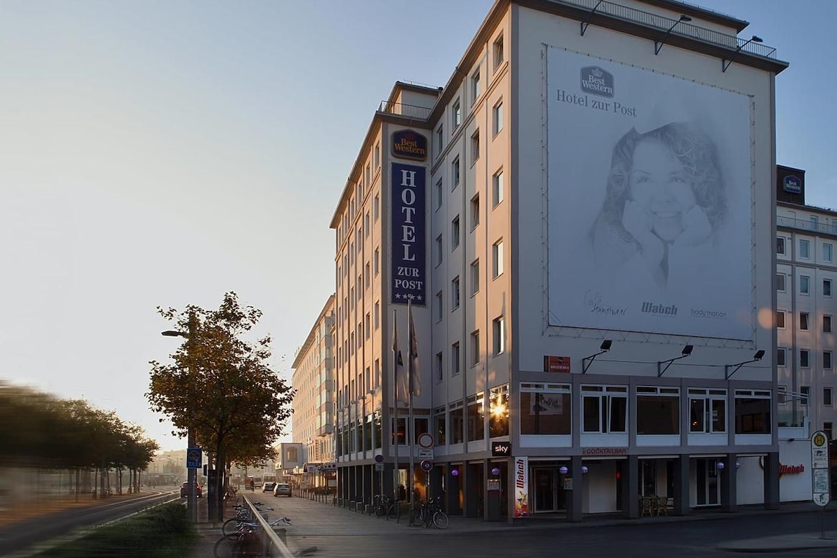 Un edificio di un hotel con un grande cartellone pubblicitario per un prodotto per il corpo.