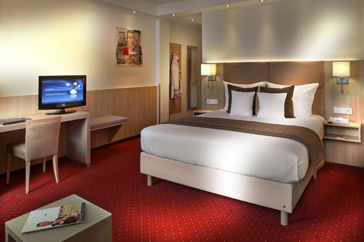 Comfort Room, 1 Double Bed, Refrigerator (Larger Room) | Premium bedding, pillowtop beds, minibar, in-room safe