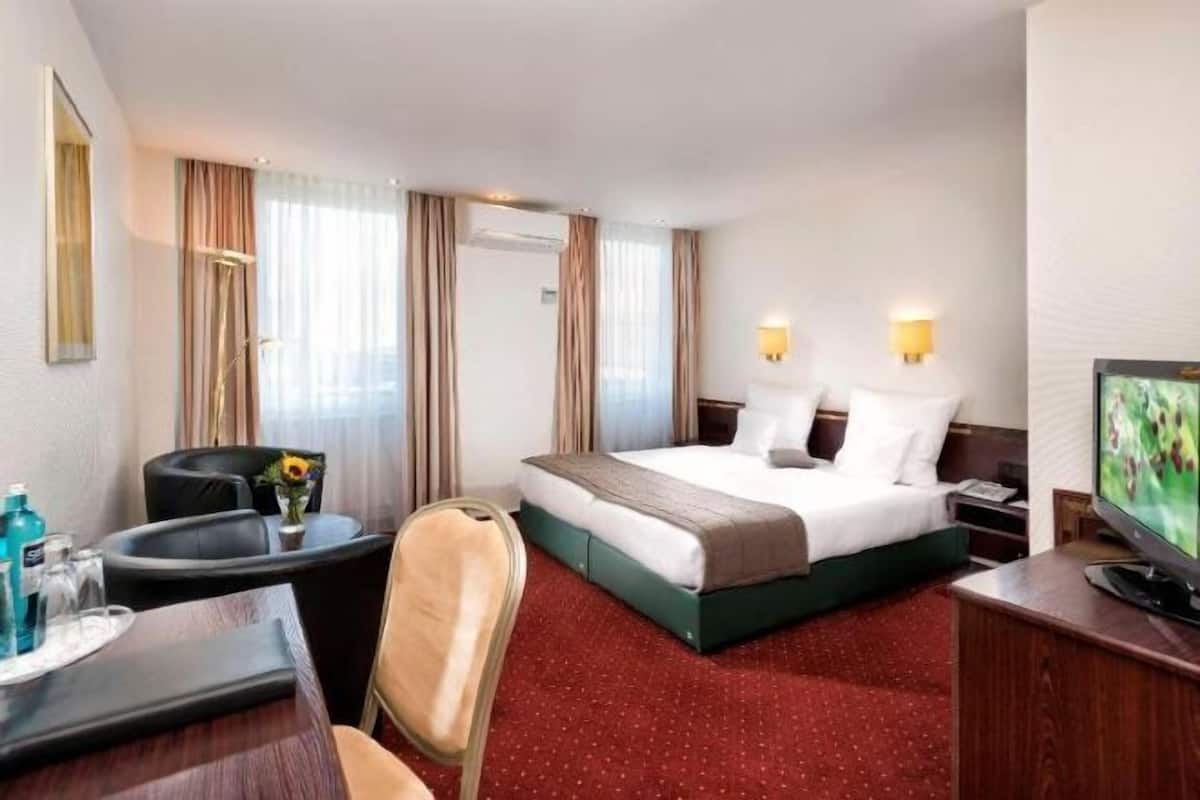 Premium bedding, pillowtop beds, minibar, in-room safe