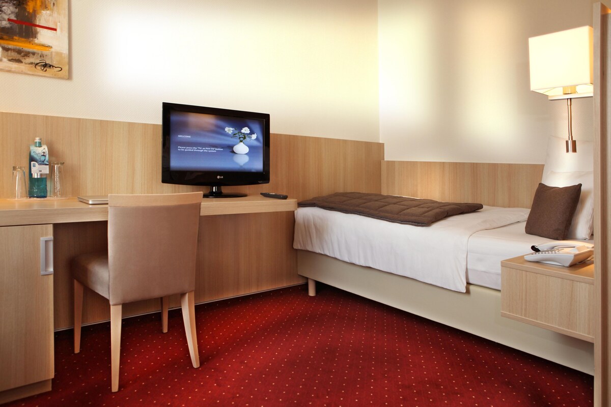 Classic Room, 1 Twin Bed, Refrigerator | Premium bedding, pillowtop beds, minibar, in-room safe