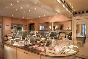 Daily buffet breakfast for a fee - Best Western Hotel Zur Post (Bremen)