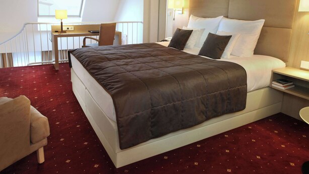 A hotel room with a large bed, a desk, and a chair. - Best Western Hotel Zur Post (Bremen)