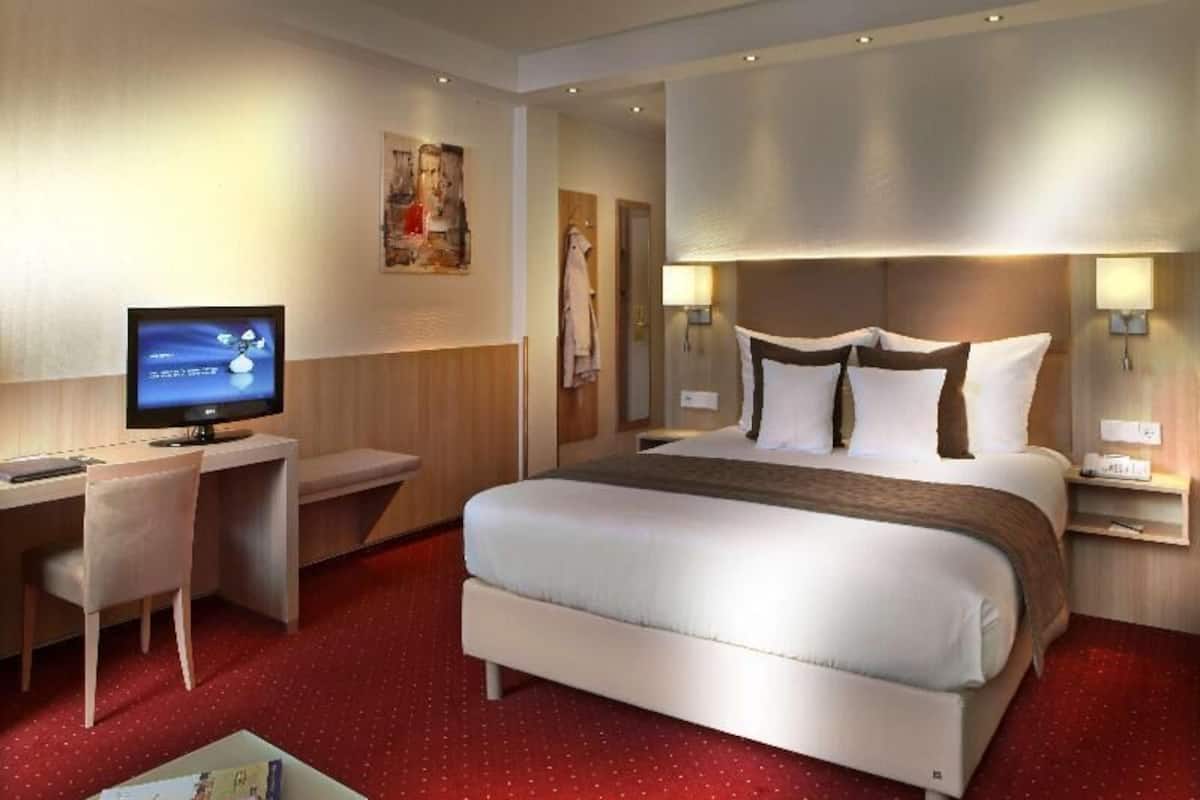 Premium bedding, pillow-top beds, minibar, in-room safe