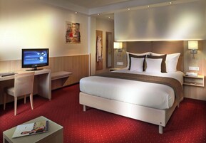 Premium bedding, pillow-top beds, minibar, in-room safe
