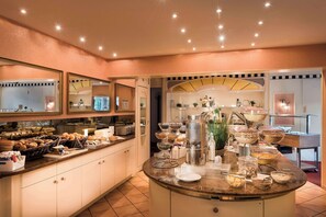 Sarapan bufet setiap hari (EUR 25 seorang) 