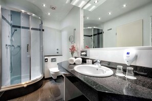 Deluxe Room, 1 Double Bed | Bathroom | Free toiletries, hair dryer, towels
