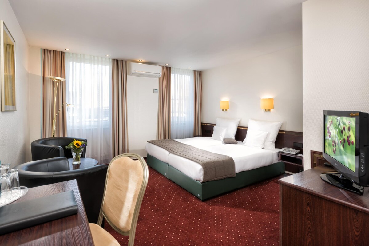 Classic Room, 1 Double Bed, Refrigerator (Converts to 2 Twin Beds) | Premium bedding, pillowtop beds, minibar, in-room safe