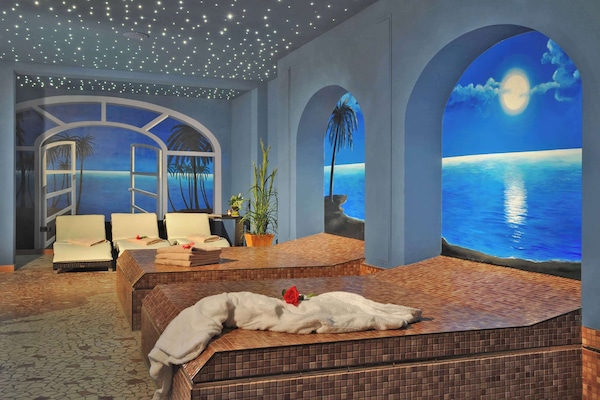 Couples treatment rooms, sauna, steam room, body treatments