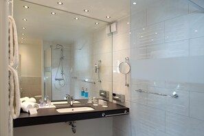 Comfort Room, 1 Double Bed, Refrigerator (Larger Room) | Bathroom - Best Western Hotel Zur Post (Bremen)