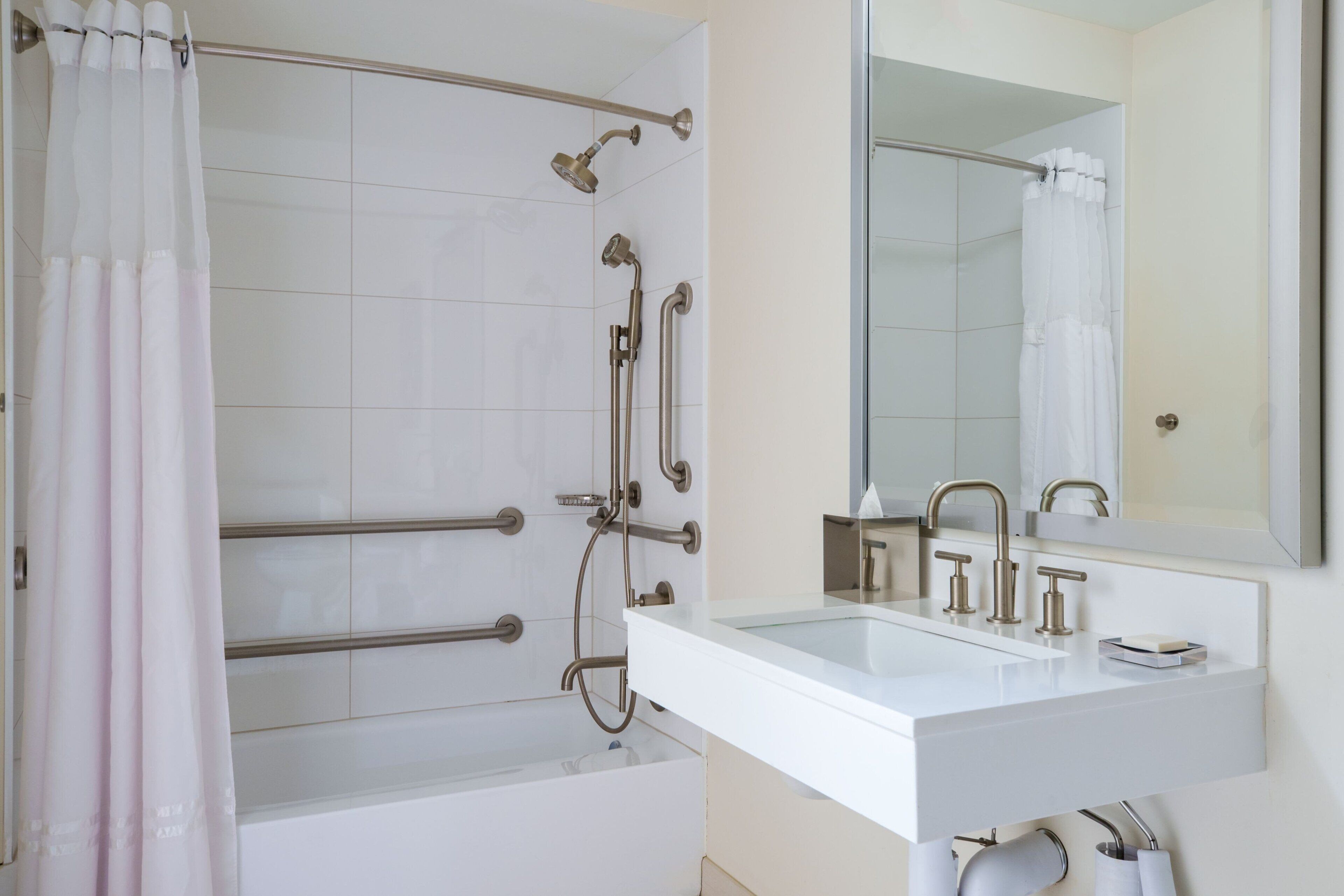 Kombinert dusj/badekar, miljøvennlige toalettsaker, hårføner og håndklær