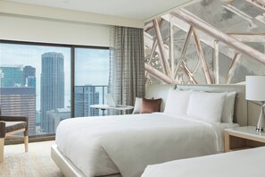 Premium bedding, down comforters, pillowtop beds, in-room safe - Chicago Marriott Downtown Magnificent Mile (Chicago)