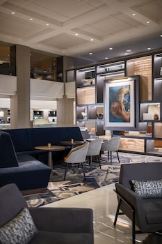 Hotel entrance and lobby at Chicago Marriott Downtown Magnificent Mile