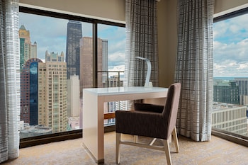 Room, 1 King Bed, City View | Premium bedding, down comforters, pillowtop beds, in-room safe at Chicago Marriott Downtown Magnificent Mile