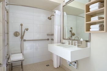 Combined shower/tub, eco-friendly toiletries, hair dryer, towels at Chicago Marriott Downtown Magnificent Mile