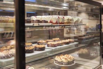 2 restaurants, breakfast, lunch, dinner served; American cuisine at Chicago Marriott Downtown Magnificent Mile