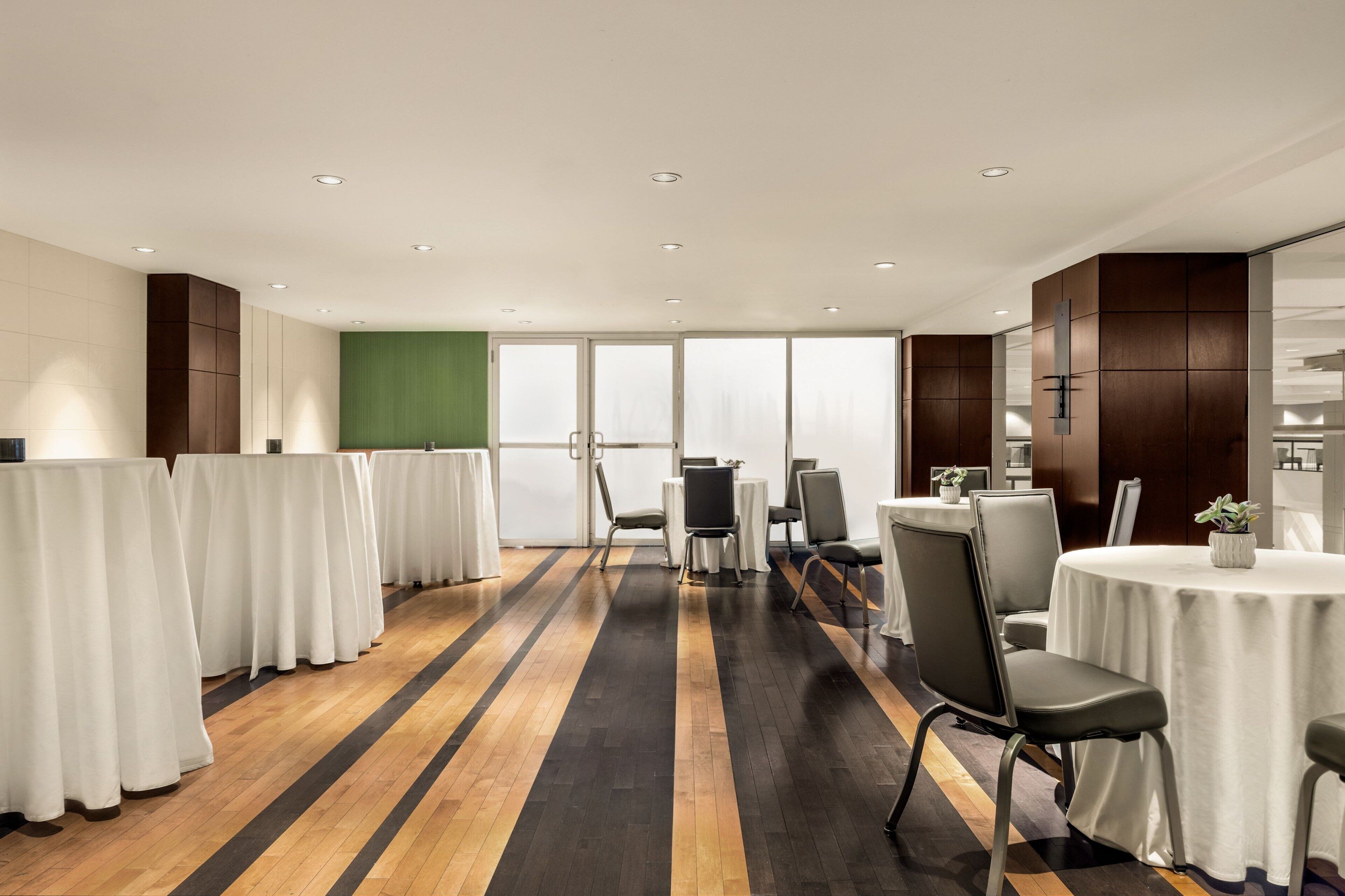 2 Restaurants, Frühstück, Mittagessen, Abendessen, amerikanische Küche