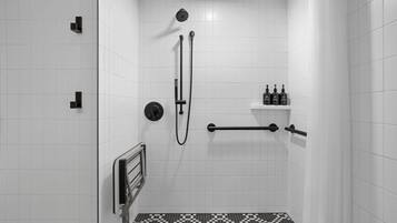 Een moderne douche ruimte met witte betegelde wanden, een zwart-wit schaakkleurend vloertje en een plank met toiletartikelen.