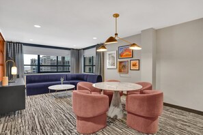 Suite, 1 soverom, tilgjengelighetstilpasset (Communications) | Sengetøy av topp kvalitet, senger med overmadrass og skrivebord