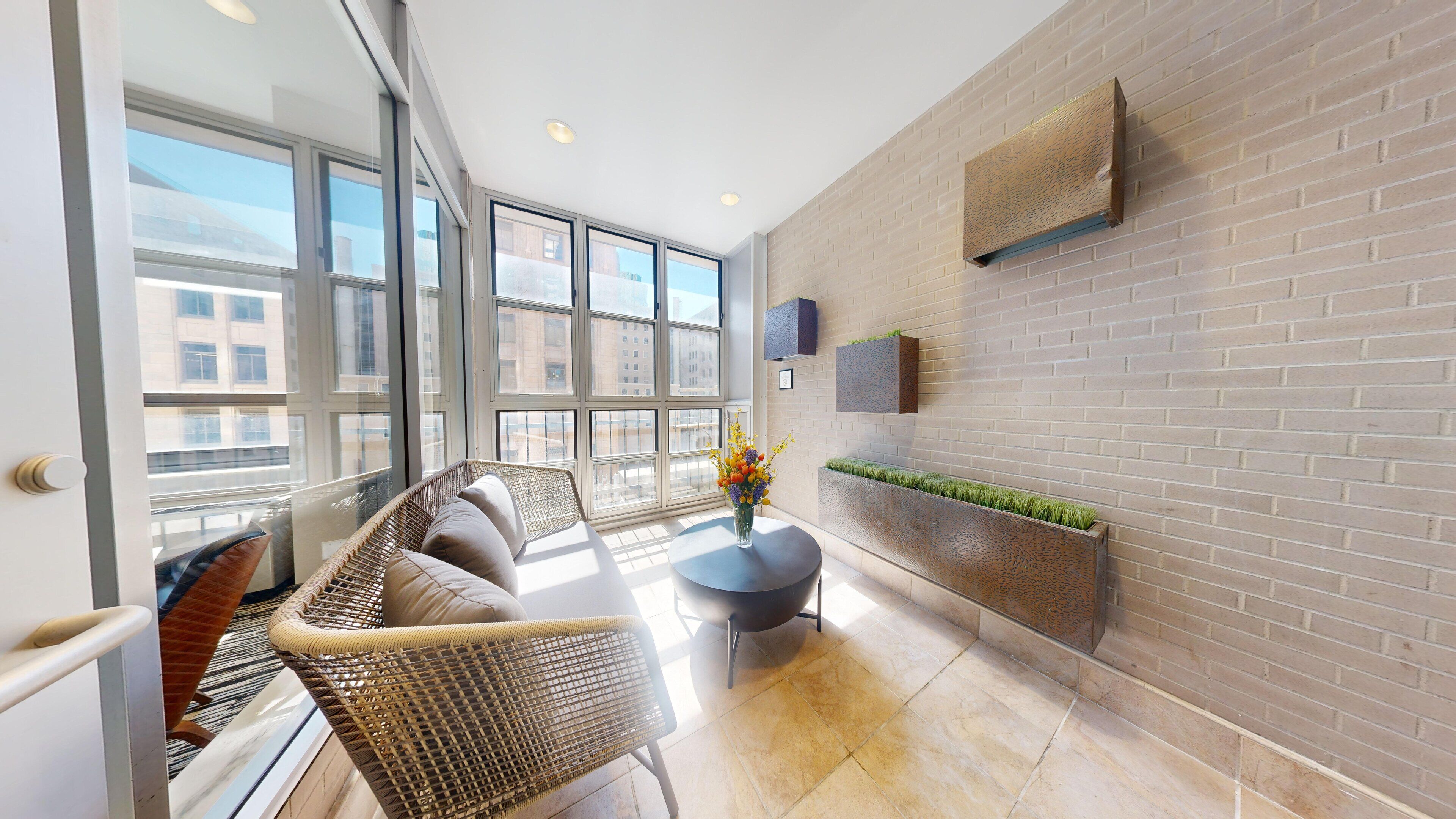 スイート 1 ベッドルーム 車いす対応 (Communications) | 高級寝具、ピロートップベッド、デスク、ノートパソコン用作業スペース